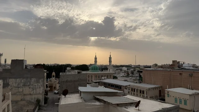 حي قلعة تاروت بالقطيف وقت الغروب والمغيب