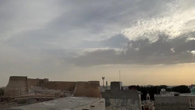قلعة تاروت التاريخية في القطيف تحت سماء غائمة