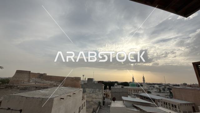 قلعة تاروت التاريخية والمسجد في القطيف وقت الغروب