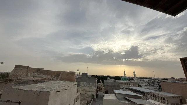 قلعة تاروت التاريخية والمسجد في القطيف وقت الغروب