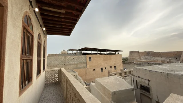 إطلالة قلعة تاروت التاريخية من شرفة قديمة في القطيف
