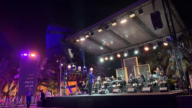 عرض أوركسترا موسيقي في فعاليات إثراء بالظهران ليلاً