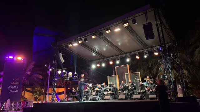 عرض أوركسترا حي في إثراء الظهران ليلاً