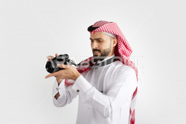 بورتريه رجل سعودي ، مصور خليجي ، كاميرا عالية الدقة ، خلفية بيضاء