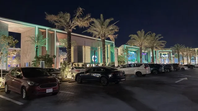 منطقة سي فرونت التجارية الحديثة في القطيف ليلاً