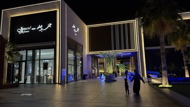 مشروع سي فرونت القطيف ومباني تجارية حديثة ليلاً