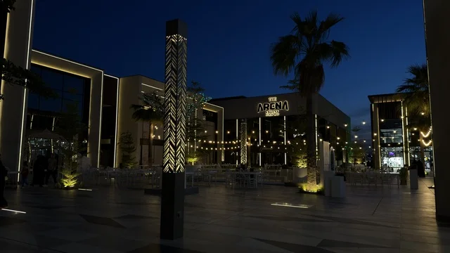 مجمع سي فرونت القطيف التجاري بالمنطقة الشرقية ليلاً