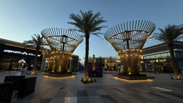 ساحة سي فرونت القطيف التجارية وقت الغروب في السعودية