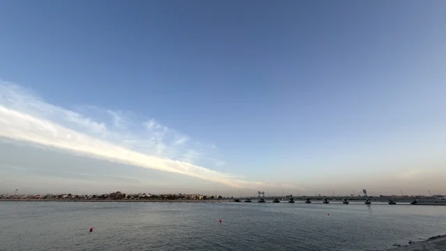 الواجهة البحرية في القطيف مع سماء زرقاء صافية