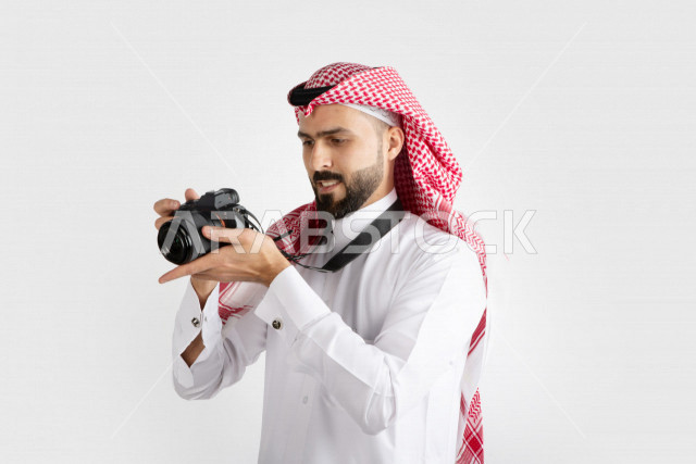 بورتريه رجل سعودي ، مصور خليجي ، كاميرا عالية الدقة ، خلفية بيضاء