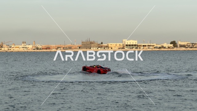 سيارة مائية حمراء في الواجهة البحرية بالقطيف السعودية