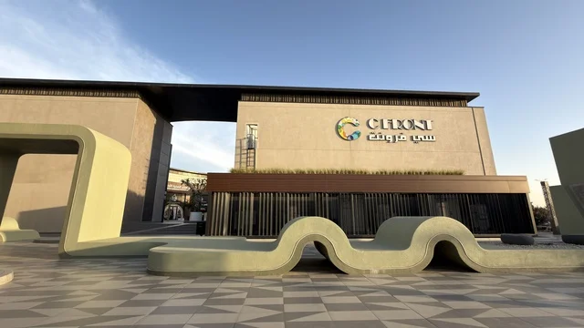 مبنى سي فرونت القطيف والساحة الخارجية الحديثة
