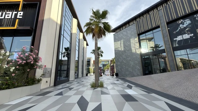 مجمع سي فرونت القطيف بتصميم معماري حديث ونخيل