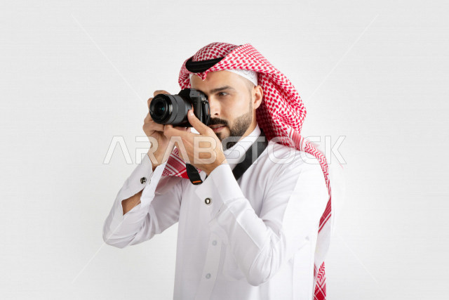 بورتريه رجل سعودي ، مصور خليجي ، كاميرا عالية الدقة ، خلفية بيضاء