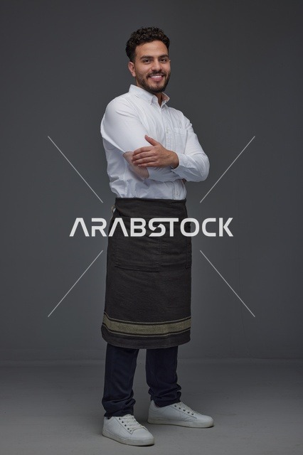 رجل سعودي بمئزر يبتسم في صورة استوديو