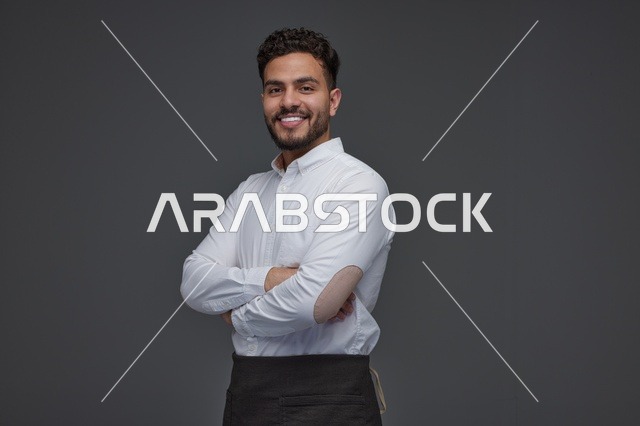 رجل سعودي يرتدي مئزر في استوديو تصوير