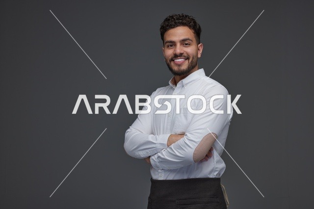 رجل سعودي مبتسم بمئزر أسود بورتريه مهني