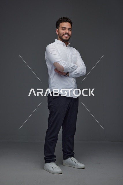 رجل سعودي بملابس عصرية كاجوال في استوديو
