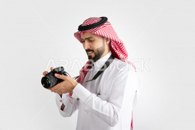 بورتريه رجل سعودي ، مصور خليجي ، كاميرا عالية الدقة ، خلفية بيضاء