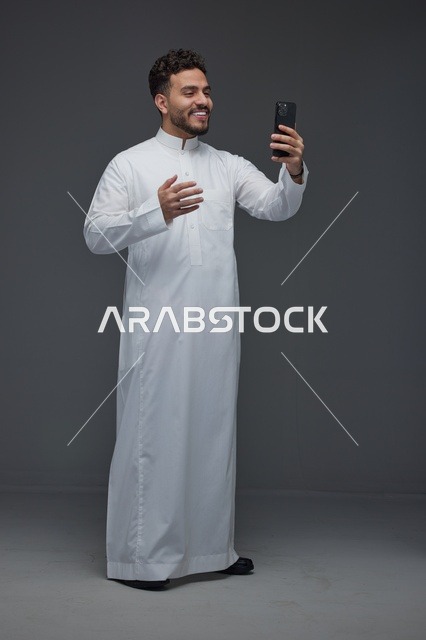 رجل سعودي يلتقط صورة سيلفي بالثوب التقليدي