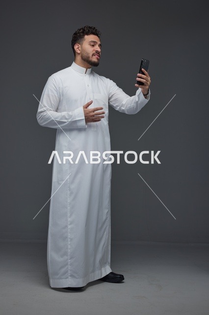 رجل سعودي يلتقط صورة سيلفي بالثوب التقليدي