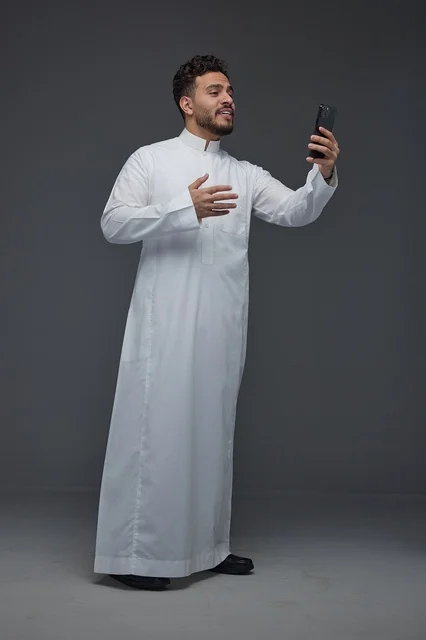رجل سعودي يلتقط صورة سيلفي بالثوب التقليدي