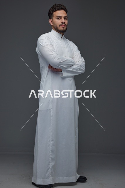 رجل سعودي بالثوب الأبيض في استوديو تصوير