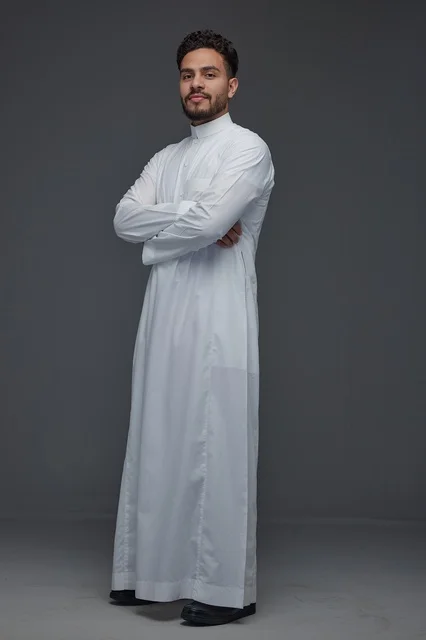 رجل سعودي بالثوب الأبيض التقليدي تصوير استوديو