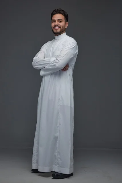 رجل سعودي بالثوب الأبيض التقليدي بورتريه استوديو