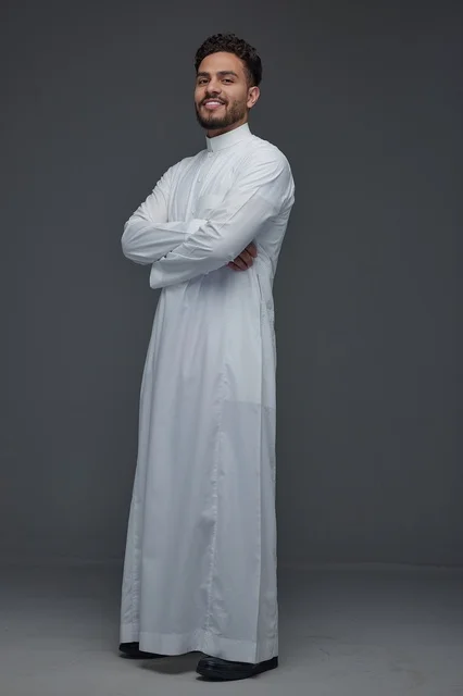 رجل سعودي بالثوب الأبيض التقليدي في استوديو