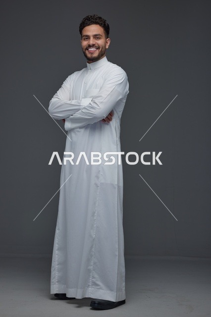 رجل سعودي بالثوب الأبيض التقليدي في استوديو