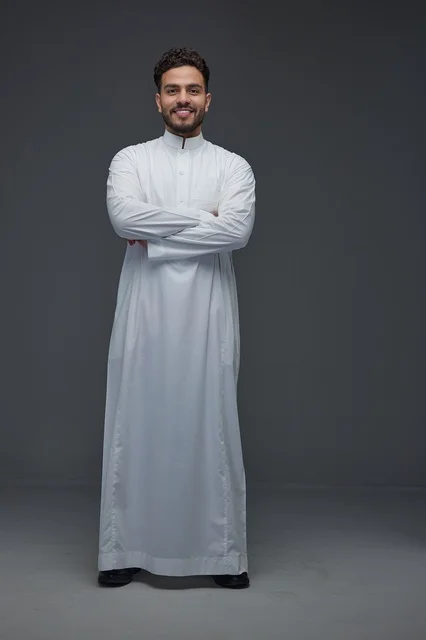 رجل سعودي بالثوب الأبيض التقليدي في الاستوديو