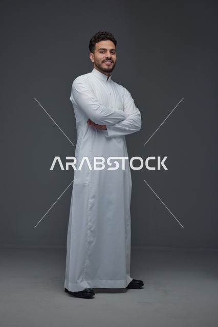 رجل سعودي بالثوب الأبيض في استوديو التصوير
