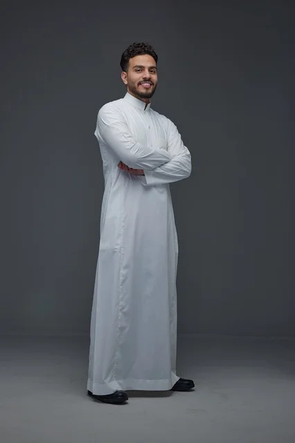 رجل سعودي بالثوب الأبيض في استوديو التصوير