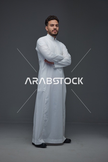 رجل سعودي بالثوب الأبيض بورتريه استوديو كامل الجسم