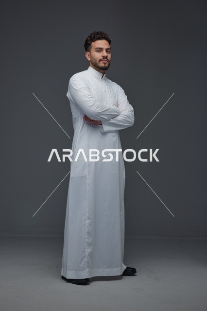 رجل سعودي بالثوب الأبيض في استوديو