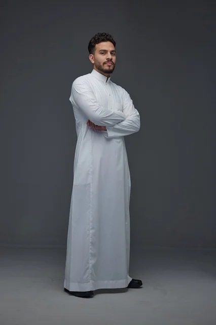 رجل سعودي بالثوب الأبيض في استوديو