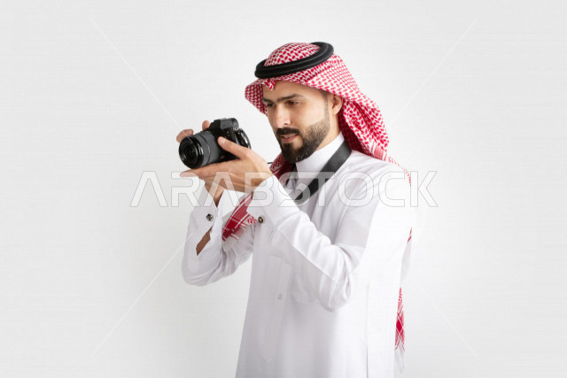 بورتريه رجل سعودي ، مصور خليجي ، كاميرا عالية الدقة ، خلفية بيضاء
