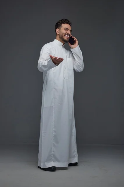 رجل سعودي بالثوب التقليدي يجري مكالمة هاتفية في الاستوديو