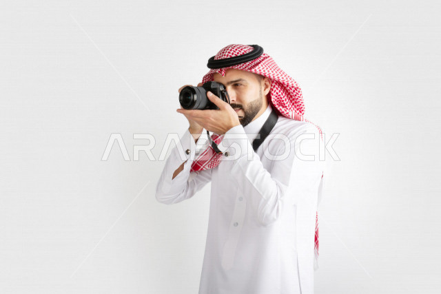 بورتريه رجل سعودي ، مصور خليجي ، كاميرا عالية الدقة ، خلفية بيضاء