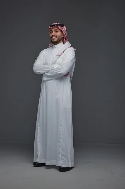 رجل سعودي بالزي التقليدي طول كامل خلفية رمادية