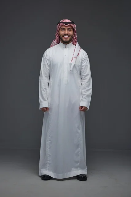 رجل سعودي يرتدي الثوب التقليدي في استديو تصوير