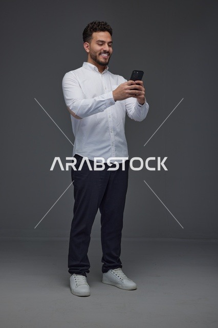 رجل سعودي يستخدم الهاتف الذكي