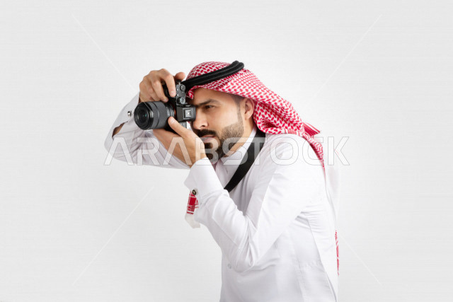 بورتريه رجل سعودي ، مصور خليجي ، كاميرا عالية الدقة ، خلفية بيضاء