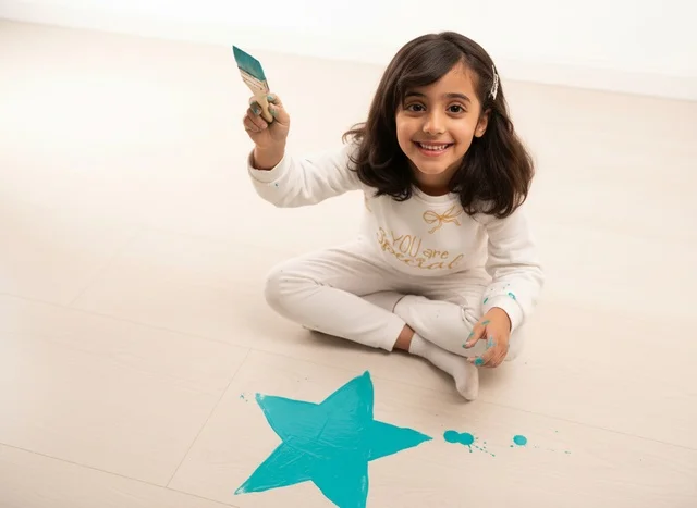 طفلة سعودية ترسم نجمة فيروزية في المنزل