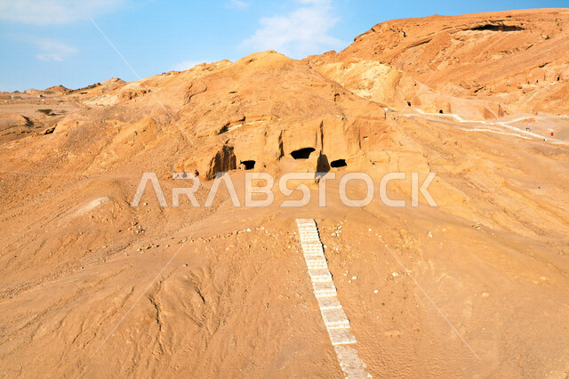 مدائن النبي شعيب في مدينة البدع ( مدين ) شمال السعودية ، البيوت والمعابد الأثرية المنحوتة في الصخور ، مغاير شعيب في مدينة البدع في منطقة تبوك في المملكة العربية السعودية ، المعالم الاثرية السياحية في السعودية