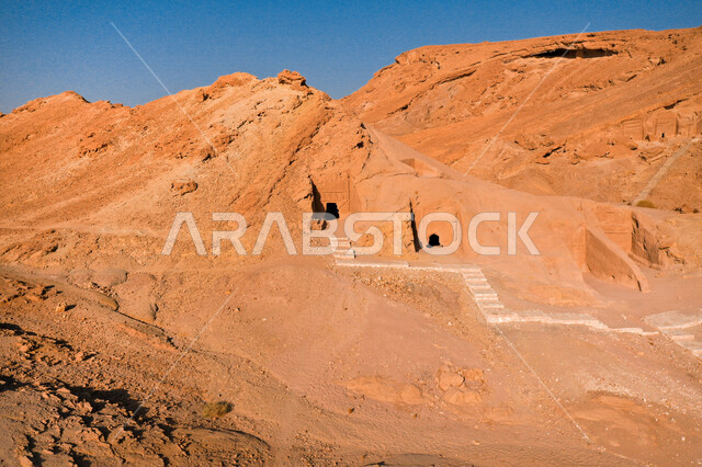 مدائن النبي شعيب في مدينة البدع ( مدين ) شمال السعودية ، البيوت والمعابد الأثرية المنحوتة في الصخور ، مغاير شعيب في مدينة البدع في منطقة تبوك في المملكة العربية السعودية ، المعالم الاثرية السياحية في السعودية