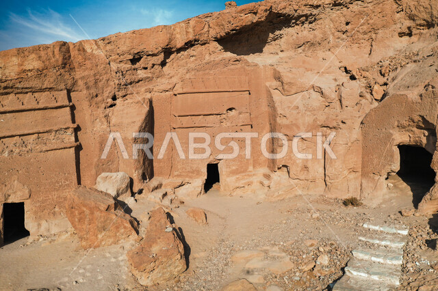 مدائن النبي شعيب في مدينة البدع ( مدين ) شمال السعودية ، البيوت والمعابد الأثرية المنحوتة في الصخور ، مغاير شعيب في مدينة البدع في منطقة تبوك في المملكة العربية السعودية ، المعالم الاثرية السياحية في السعودية
