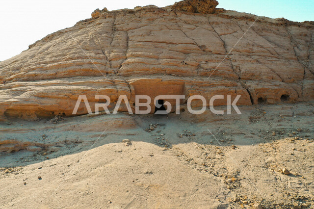مدائن النبي شعيب في مدينة البدع ( مدين ) شمال السعودية ، البيوت والمعابد الأثرية المنحوتة في الصخور ، مغاير شعيب في مدينة البدع في منطقة تبوك في المملكة العربية السعودية ، المعالم الاثرية السياحية في السعودية