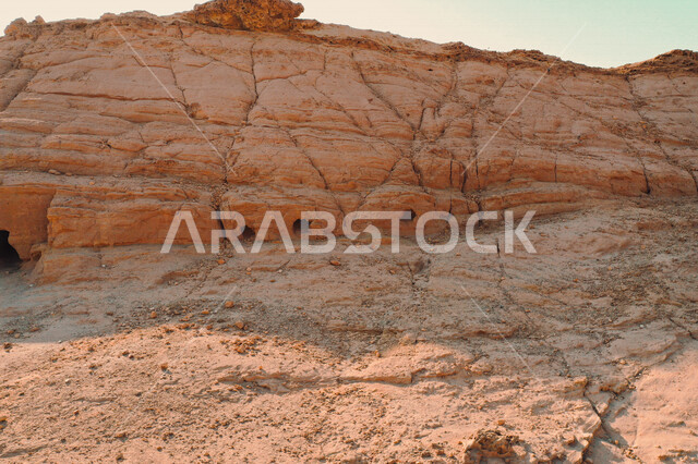 مدائن النبي شعيب في مدينة البدع ( مدين ) شمال السعودية ، البيوت والمعابد الأثرية المنحوتة في الصخور ، مغاير شعيب في مدينة البدع في منطقة تبوك في المملكة العربية السعودية ، المعالم الاثرية السياحية في السعودية
